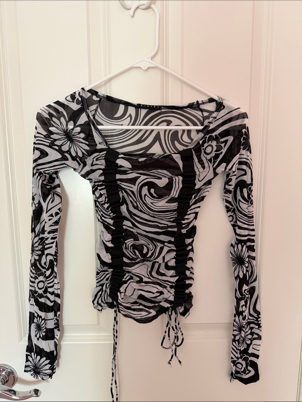 Sisley Black & White Ruched Long-Sleeve Floral Swirl Top